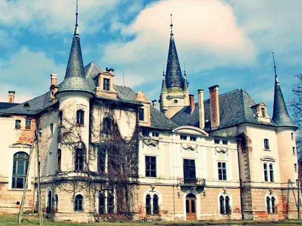 Pałac w Bożkowie: Historia, tajemnice i stan zabytku w ruinie