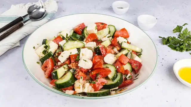 Tomaten-Gurken-Salat mit Feta: Das beste Rezept & einfache Tipps