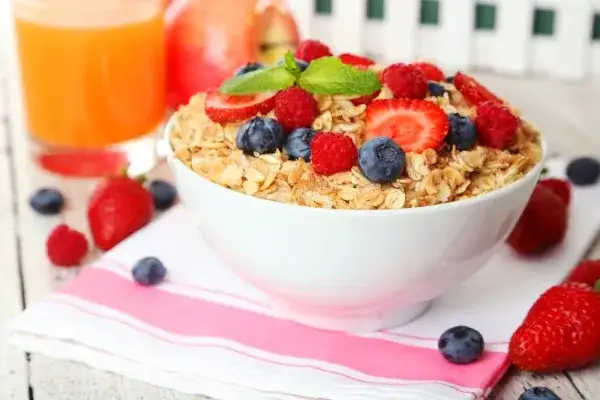 Ile kcal na obiad? Sprawdź, jak nie przytyć i czuć się syto