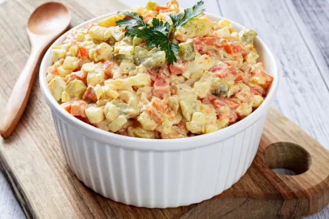 Jak udekorować sałatkę jarzynową, aby zachwycić gości i smakować lepiej