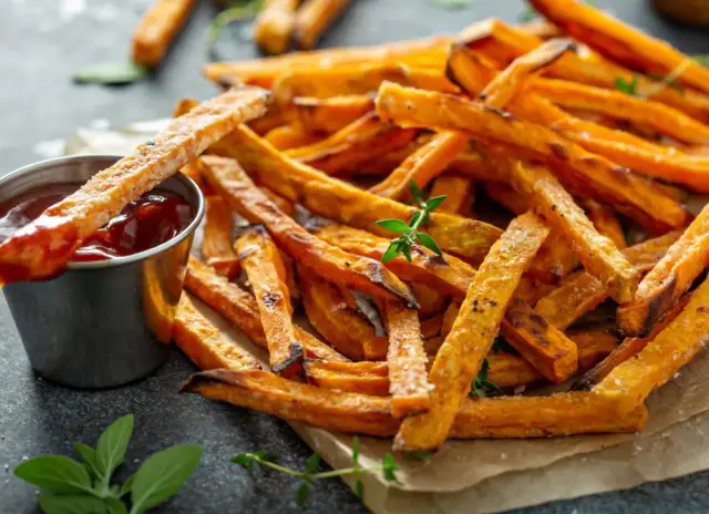 Ile smażyć frytki z batatów, aby były idealnie chrupiące?