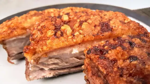 Poitrine de porc grillée : le secret d'une chair fondante, couenne croustillante