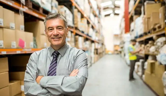 Logistyk a spedytor: Zrozum różnice i zarobki w TSL