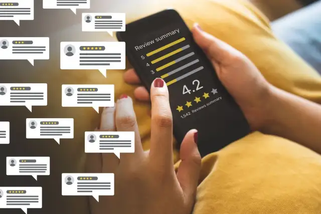 Dłoń trzymająca smartfon z oceną 4.2 i gwiazdkami, otoczona dymkami z opiniami.