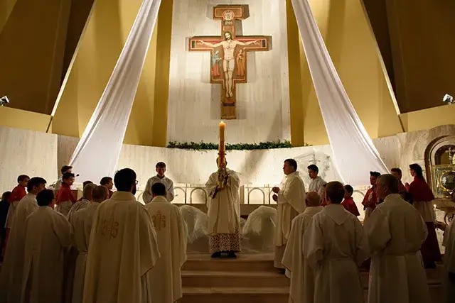 Czy udział w wigilii paschalnej zwalnia z niedzielnej mszy? Sprawdź to!