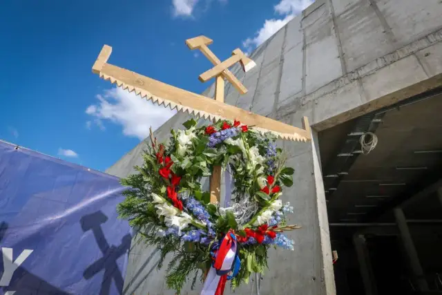 Wiecha na dach kto robi – poznaj tradycję i odpowiedzialnych fachowców