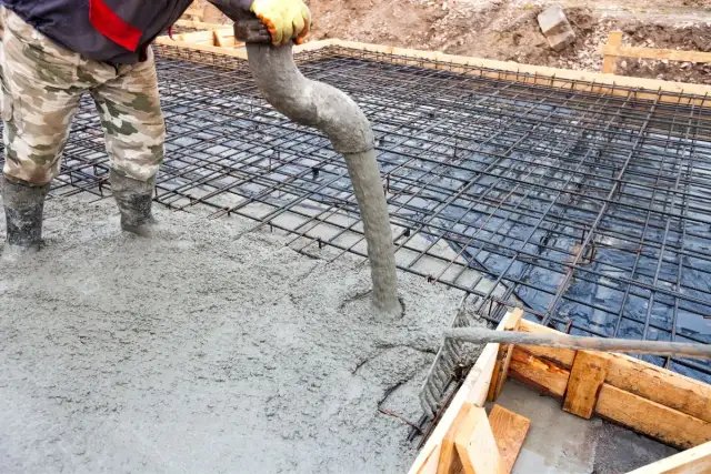 Beton wylewany na zbrojenie fundamentów.