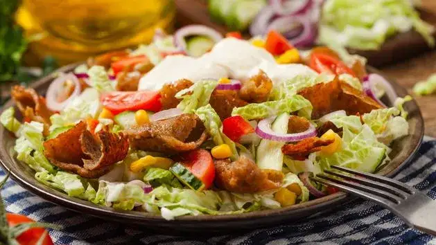 Jak zrobić pyszną sałatkę z gyrosa – prosty przepis i wskazówki krok po kroku