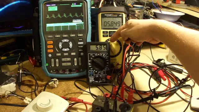 Jak sprawdzić jakim prądem ładuje prostownik - uniknij błędów w pomiarze