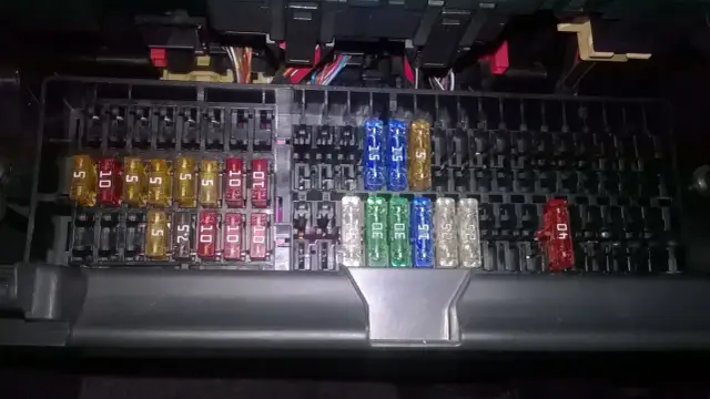 Gdzie są bezpieczniki w Golfie 5? Odkryj lokalizacje i funkcje