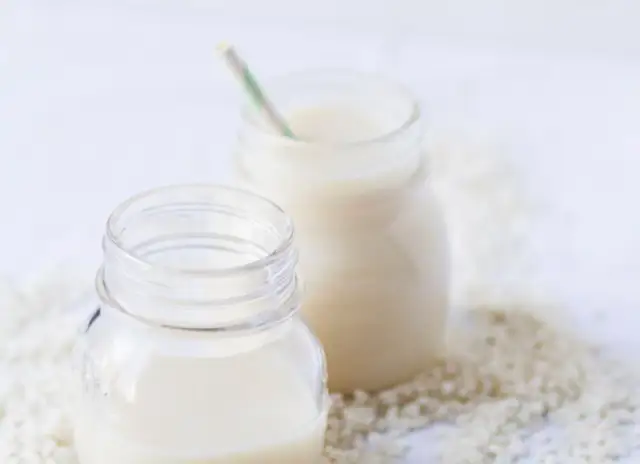 Jak zrobić mleko roślinne w prosty sposób - zdrowe i pyszne przepisy