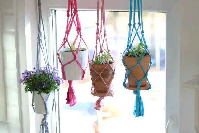 Kwietnik na ścianę DIY: Makrama, drewno, loft krok po kroku