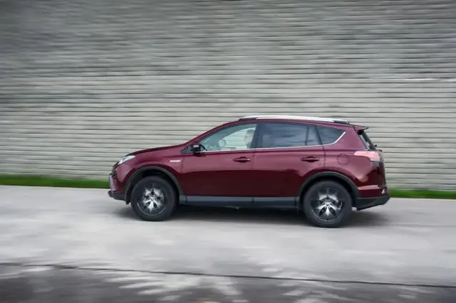 Ile pali Toyota RAV4 Hybrid? Prawdziwe zużycie paliwa w praktyce