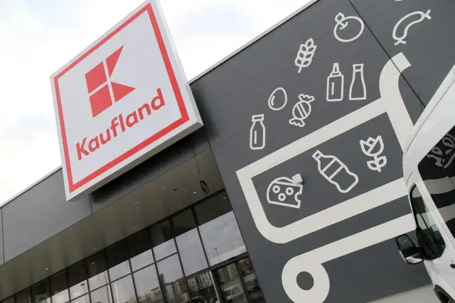 Kaufland, znany z bogatej oferty, to firma, która dba o spice&soul swoich klientów. Na elewacji sklepu widnieje logo i grafiki symbolizujące produkty spożywcze.