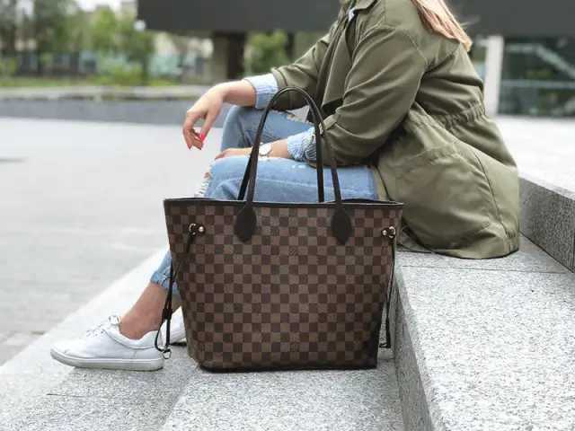 Ile kosztuje torebka Louis Vuitton Neverfull? Ceny, które zaskakują