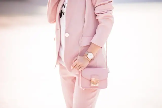 Jaką bluzkę do różowego garnituru wybrać, by wyglądać stylowo?