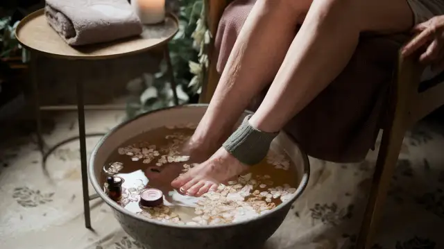 Jak zmiękczyć paznokcie u nóg u starszej osoby, by uniknąć bólu?