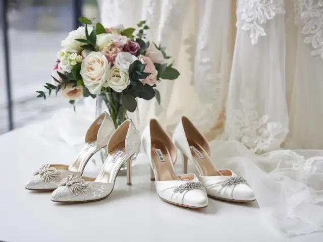 Jaki kolor butów do sukni ślubnej? Twój przewodnik po idealnym wyborze