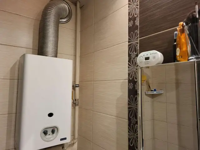 Gdzie zamontować czujnik czadu w małej łazience, aby zapewnić bezpieczeństwo