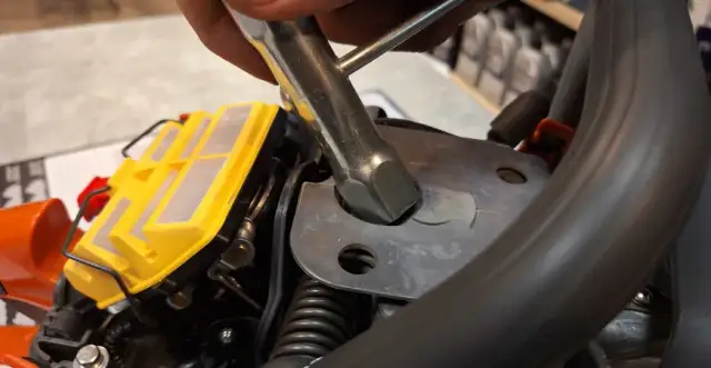 Piła nie pali? Wymień przewody paliwowe krok po kroku!