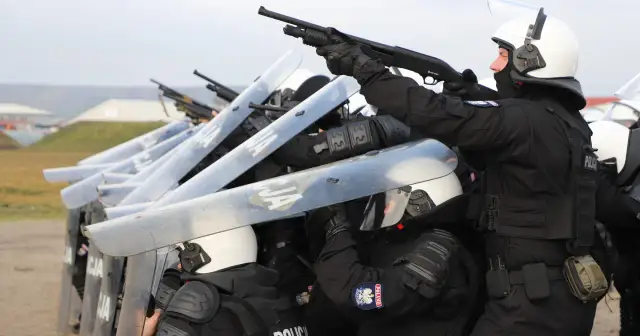 Czy policjant może pełnić służbę sam? Oto kluczowe zasady i wyjątki