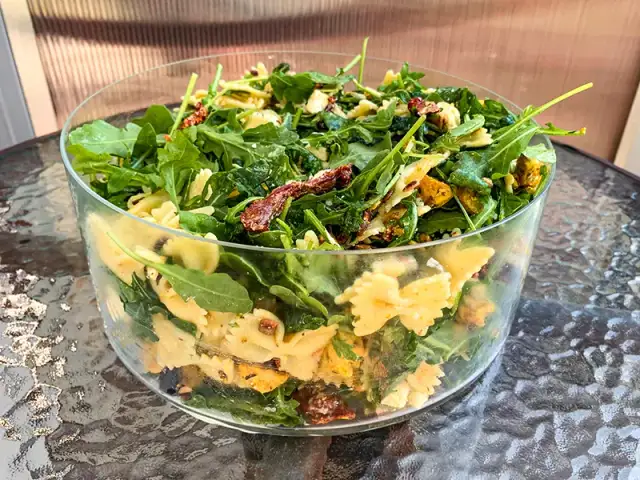 Sałatka z kurczakiem, rukolą i suszonymi pomidorami