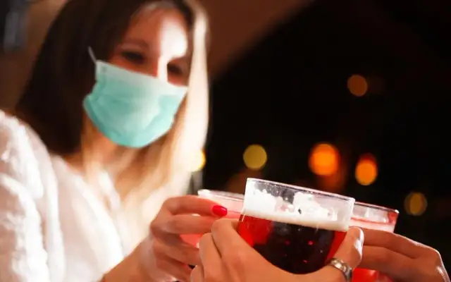 Alkohol przed szczepieniem - eksperci wyjaśniają co musisz wiedzieć