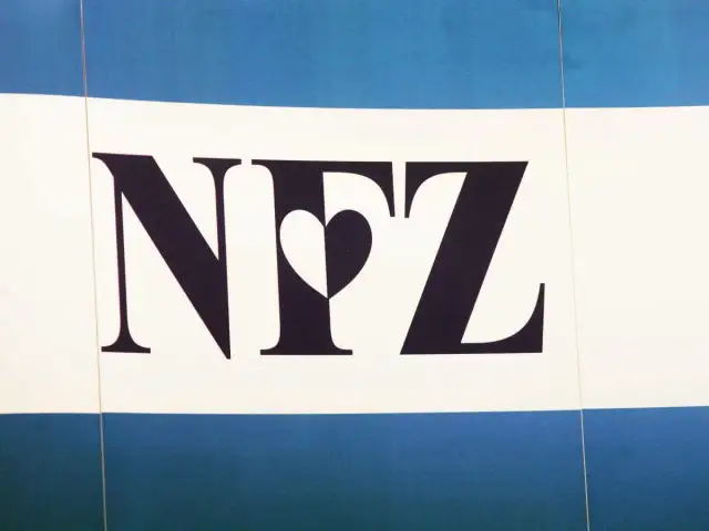 Logo NFZ z sercem w środku na tle niebiesko-białych pasów.