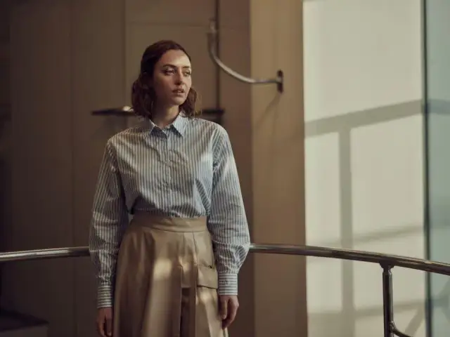 Beżowa spódnica: Stylowe połączenia bluzek i fasonów