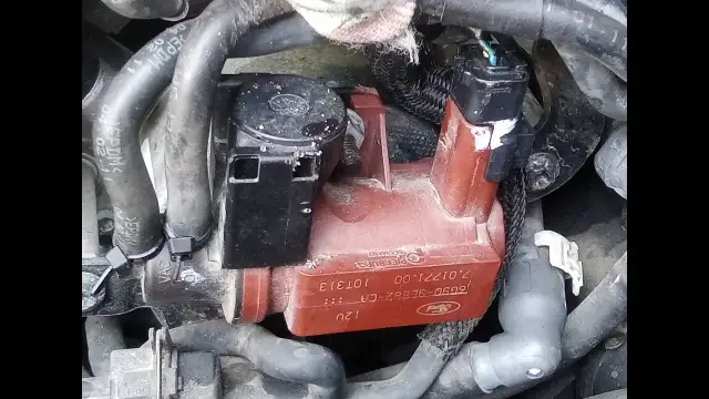 Jak podłączyć zawór podciśnienia turbiny w Ford Focus 1.6 TDCi - krok po kroku