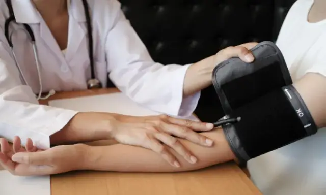 Przy jakim ciśnieniu wezwać pogotowie? Wartości alarmowe