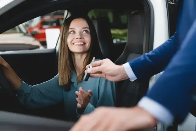 Wycofanie auta z firmy i darowizna - jak uniknąć PIT i VAT?