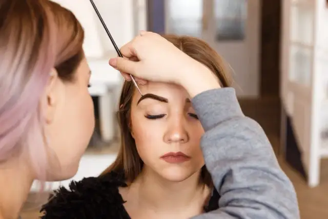 Jak wosk do stylizacji brwi może zmienić Twój codzienny makijaż