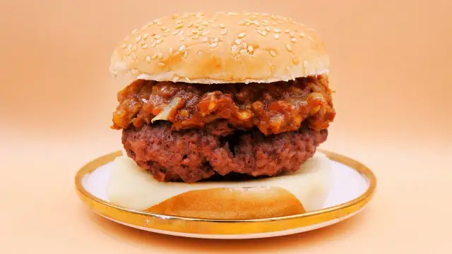 Co dodać do burgera, aby zaskoczyć smakiem i teksturą?