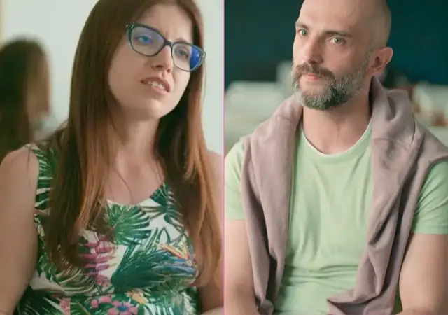 Kobieta w okularach i sukience w liście rozmawia z łysym mężczyzną w zielonej koszulce. Czy to początek ich ślub od pierwszego wejrzenia?