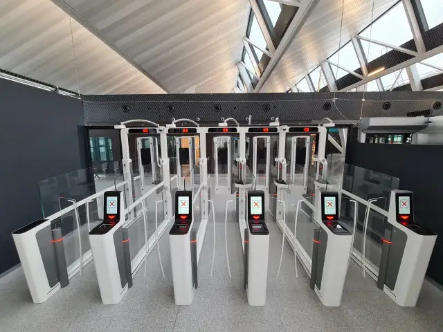 Nowoczesne bramki na lotnisku pokazują, jak działają. Czerwony krzyżyk na ekranie oznacza, że coś poszło nie tak.