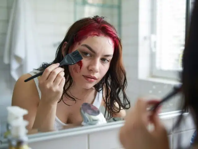 Jak farbować włosy z odrostami, aby uzyskać idealny efekt bez smug