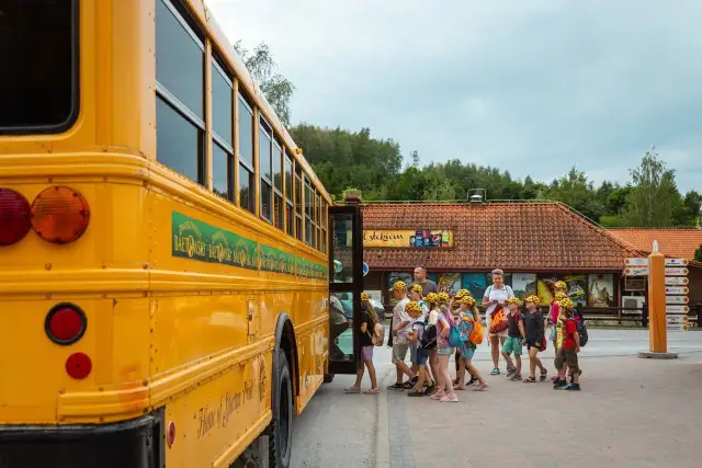 Co powinna robić opiekunka w autobusie, aby zapewnić bezpieczeństwo dzieci?