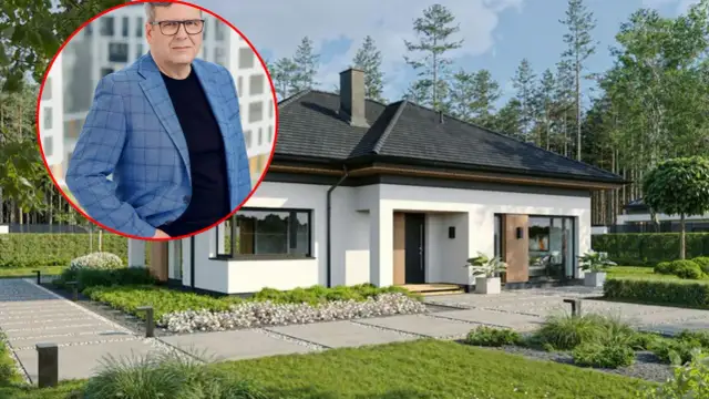 Mężczyzna w garniturze na tle nowoczesnego domu i otaczającej go zieleni.