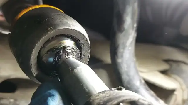 Stuki w kierownicy: Drążek czy maglownica? Rozpoznaj i oszczędź!