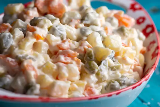 Ile gotować marchewkę na sałatkę, aby była idealnie chrupiąca?