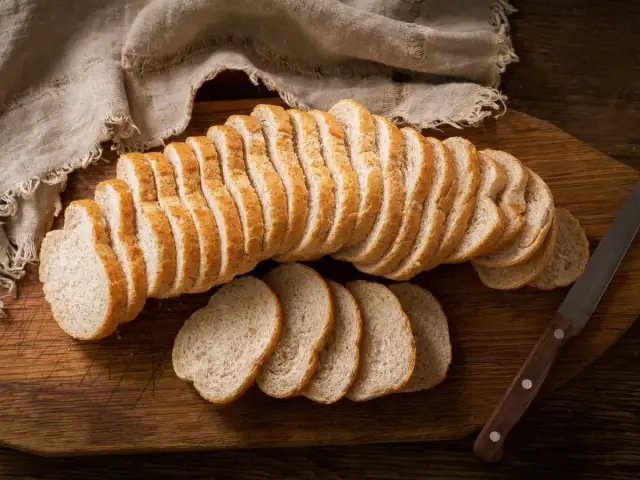 Czerstwy chleb: 20+ pomysłów, jak go uratować i nie marnować