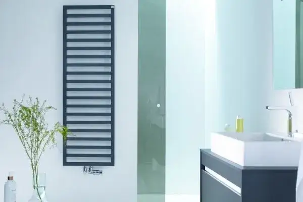 Jak wybrać grzejnik do łazienki w bloku, aby uniknąć zimna?