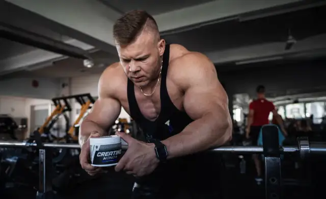 Kreatyna a alkohol: Czy niszczysz swoje mięśnie i zdrowie?