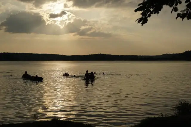 Jezioro Trzechowskie: Idealne miejsce na relaks i przygodę w naturze