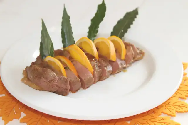 Pierś Kaczki w Pomarańczach - Przepis na Wykwintne Danie