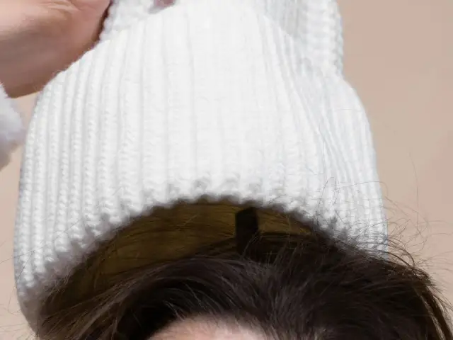 Czapka elektryzuje włosy? 7 trików na gładką fryzurę zimą!