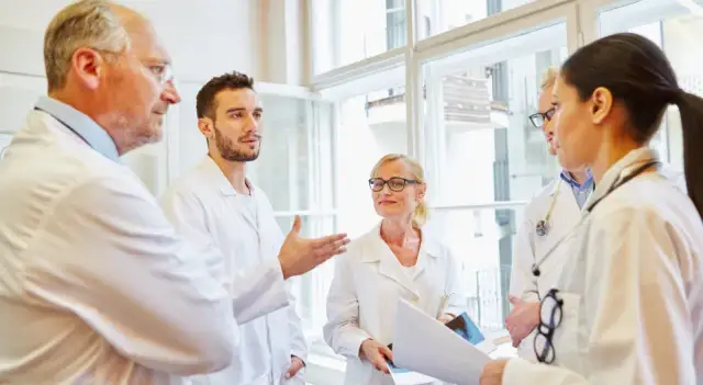 Ile zarabia chirurg w Polsce? Od rezydenta do eksperta realne kwoty