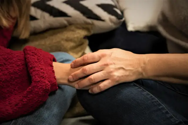 Uzależnienie: Jak dotrzeć do bliskiego? Mądra pomoc krok po kroku