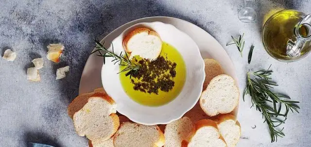 Jaka oliwa do sałatek? Odkryj najlepsze opcje dla zdrowia i smaku